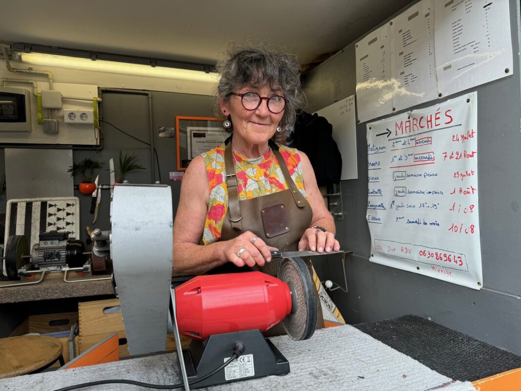 Une rémouluse en train d'aiguiser une lame de couteau.