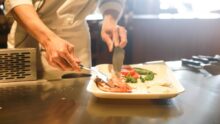 service dans une assiette dans une cantine