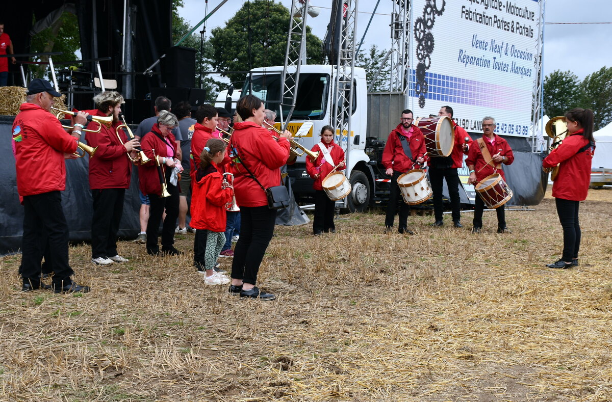 La fanfare jouant sur le terrain de la fête