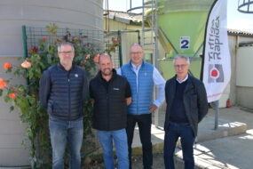 Jean-François Petit, technicien bâtiment Cooperl ; Franck Piederrière, éleveur ; Rémy Chemin, responsable projets schéma génétique Cooperl ; Jacques Gourmelon, directeur de Nucléus.jpg