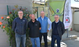 Jean-François Petit, technicien bâtiment Cooperl ; Franck Piederrière, éleveur ; Rémy Chemin, responsable projets schéma génétique Cooperl ; Jacques Gourmelon, directeur de Nucléus.jpg