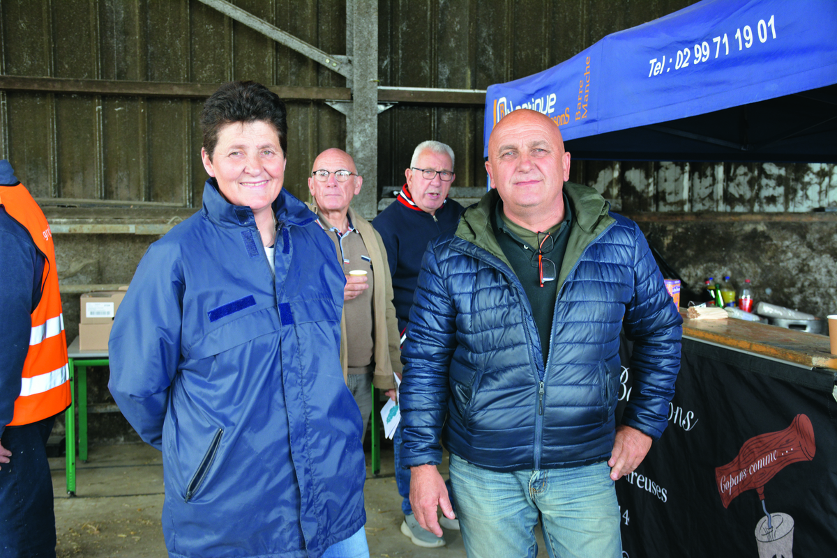 Deux éleveurs - Illustration Le Gaec de l’Épinay produit du gaz pour l’équivalent de 2 800 foyers