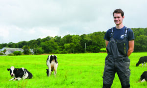 Étienne Le Roux avec ses vaches