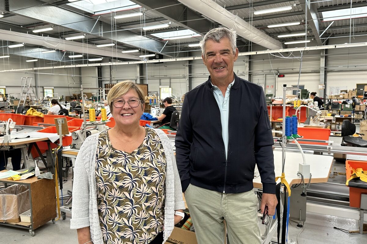 Nadine Bertholom-Cotten et François Bertholom dans l'usine Guy Cotten de Trégunc - Illustration L’héritage jaune breton