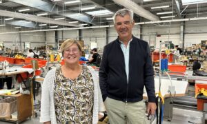 Nadine Bertholom-Cotten et François Bertholom dans l'usine Guy Cotten de Trégunc