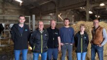 Paul Dilasser, technicien Nutrition Bovin viande Eureden, accompagné des membres du Gaec Cadiou Queguiner à Plougonven (29) et Raphaël Rivoalen, responsable territoire 29 nutrition bovine.