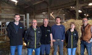 Paul Dilasser, technicien Nutrition Bovin viande Eureden, accompagné des membres du Gaec Cadiou Queguiner à Plougonven (29) et Raphaël Rivoalen, responsable territoire 29 nutrition bovine.