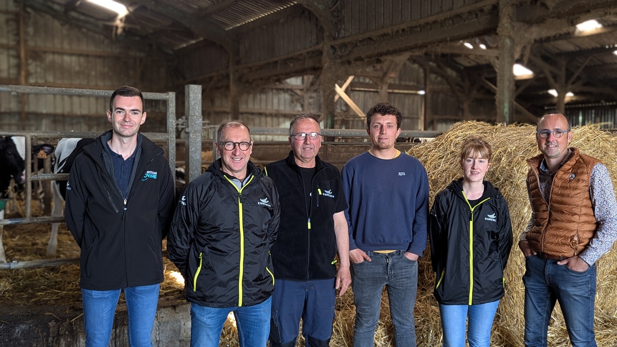 Paul Dilasser, technicien Nutrition Bovin viande Eureden, accompagné des membres du Gaec Cadiou Queguiner à Plougonven (29) et Raphaël Rivoalen, responsable territoire 29 nutrition bovine. - Illustration La génisse au cœur de la stratégie d’élevage