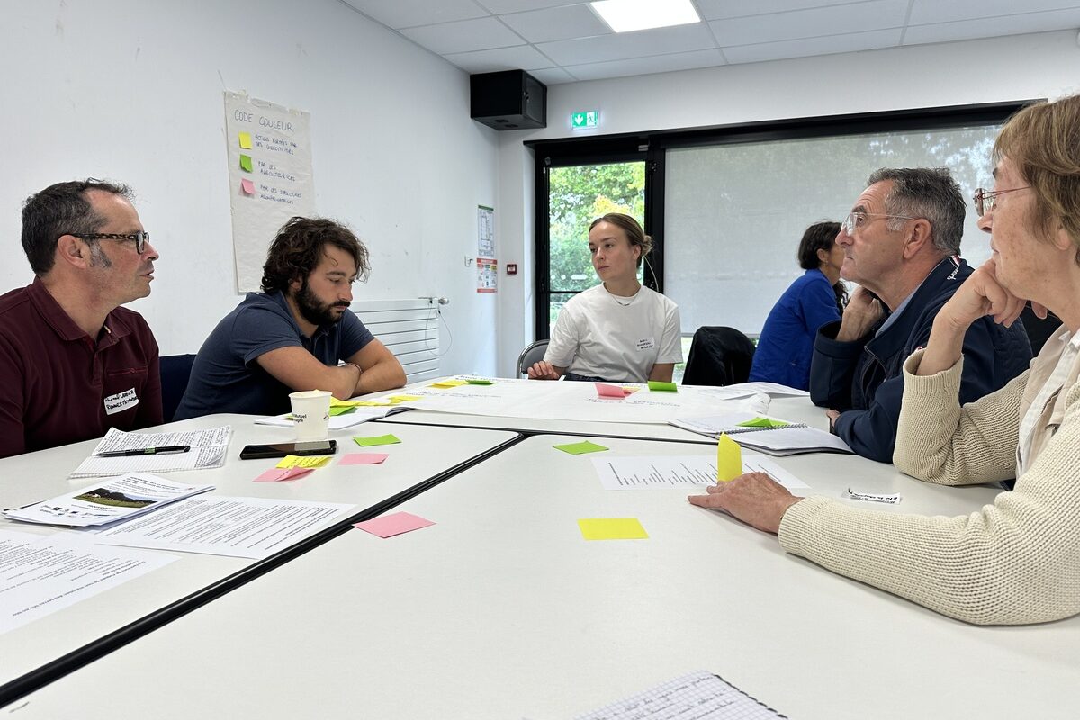 groupe de travail autour d'une table - Illustration Quels sont les risques de non-maintien  des terres bio en bio ?