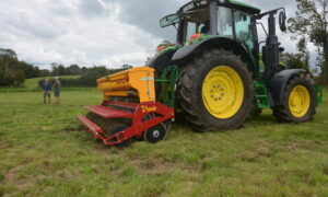 Un semoir Vredo dans une pâture