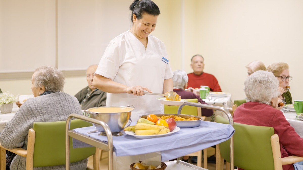 Repas en Ehpad - Illustration La restauration médico-sociale très éloignée des objectifs de la loi Égalim