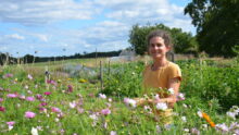 Une femme dans un parterre de fleurs