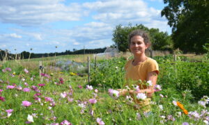 Une femme dans un parterre de fleurs