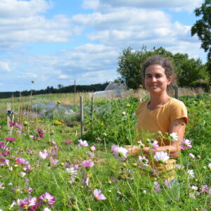 Une femme dans un parterre de fleurs