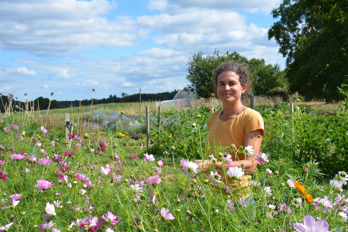 Une femme dans un parterre de fleurs - Illustration Une explosion de saveurs florales