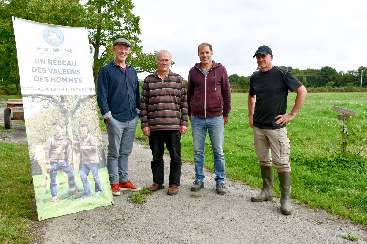 Les responsables professionnels du salon La Terre est notre métier devant des prairies. - Illustration Des débats organisés entre acteurs des filières