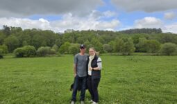 Un couple de producteurs de lait bretons dans une prairie