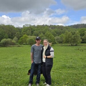 Un couple de producteurs de lait bretons dans une prairie