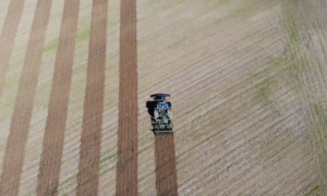 vue drone d'un robot agricole travaillant au champ