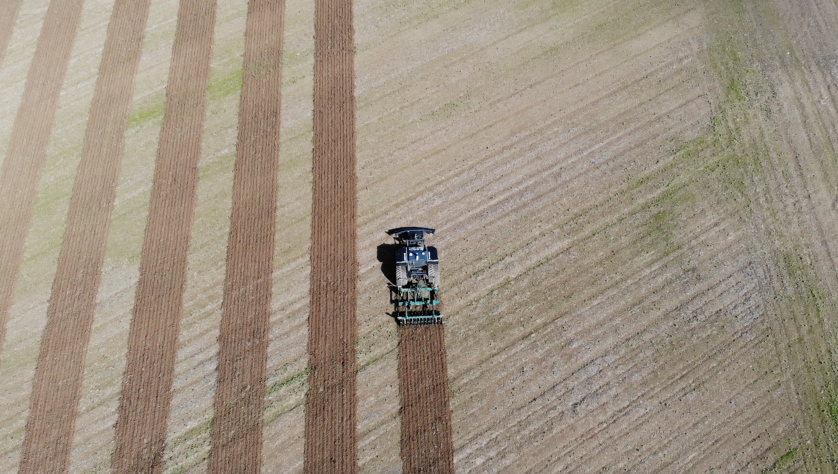 vue drone d'un robot agricole travaillant au champ - Illustration Les robots gagnent du terrain