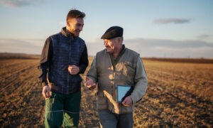 Deux hommes dans un champ