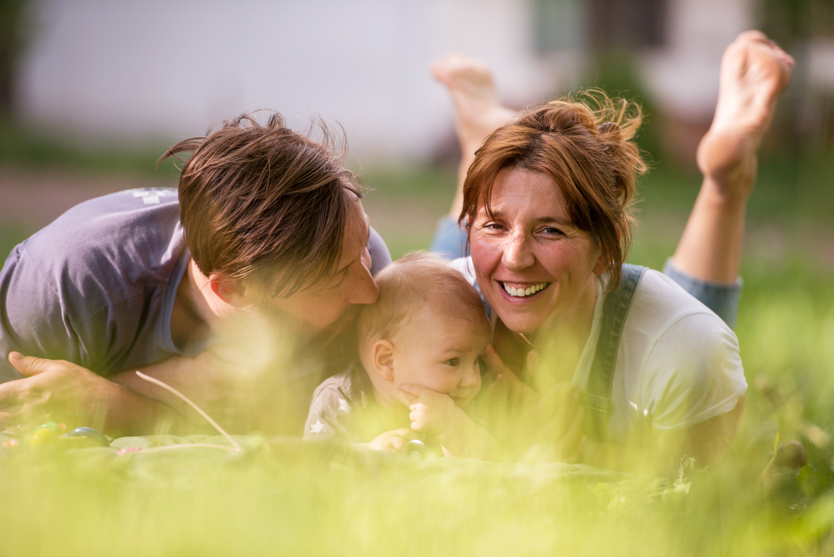 Un homme, une femme et un bébé allongés dans un chamo - Illustration Qui sont les bénéficiaires de vos contrats d’assurance-vie ?