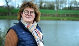 Sylvie Roudaut, une agricultrice devant un étang