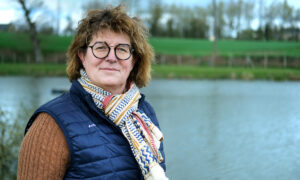 Sylvie Roudaut, une agricultrice devant un étang