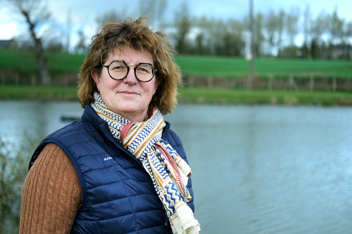 Sylvie Roudaut, une agricultrice devant un étang - Illustration Sylvie Roudaut : Une éleveuse engagée au service des autres