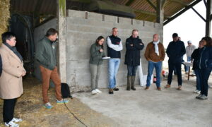 Les élus et responsables agricoles dans un des bâtiments de la ferme