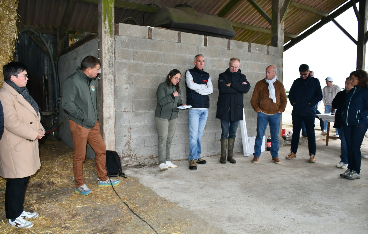 Les élus et responsables agricoles dans un des bâtiments de la ferme - Illustration Opération transparence des agriculteurs