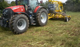 Tracteur avec un semoir