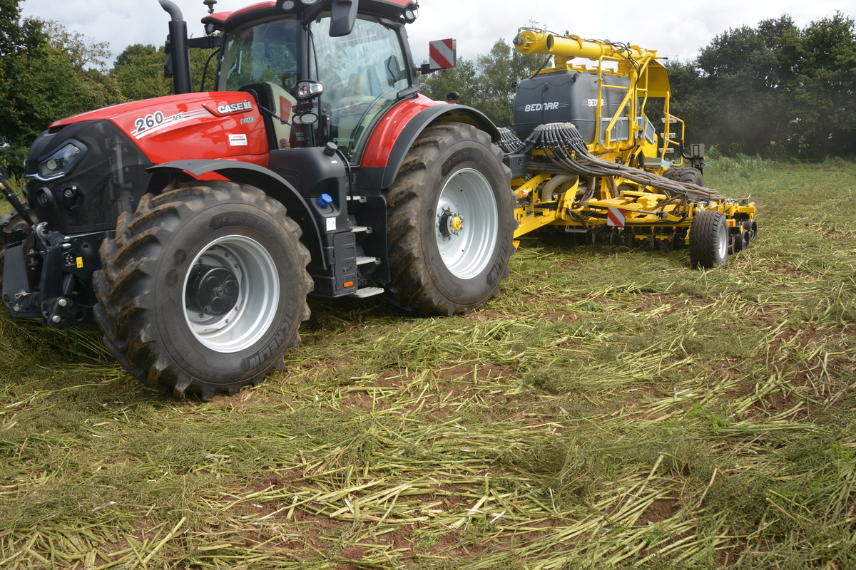 Tracteur avec un semoir - Illustration Grosse adventice, grande production de graine