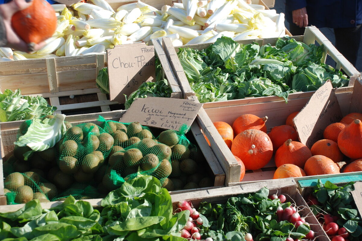 un étalage de légumes sur un marché - Illustration Restaurateurs et producteurs veulent se rapprocher