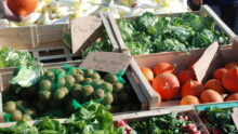 un étalage de légumes sur un marché