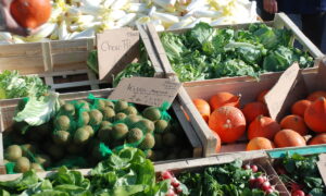 un étalage de légumes sur un marché