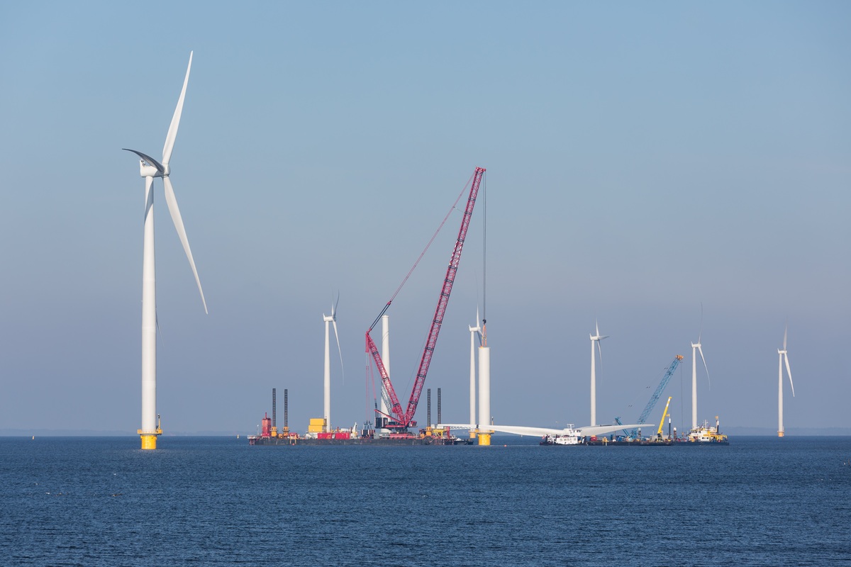 Un parc éolien en construction en pleine mer - Illustration À l’eau, j’écoute…