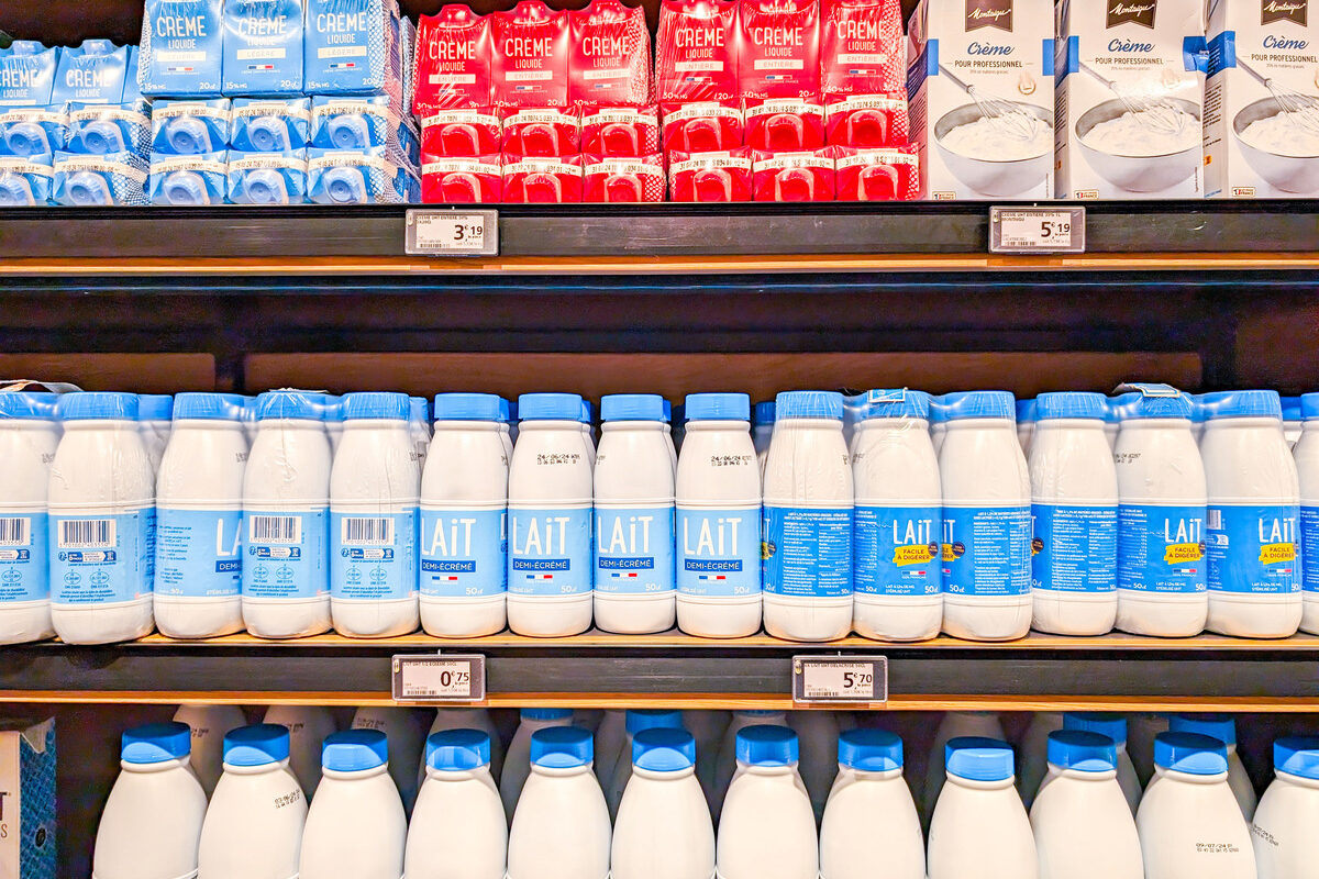 lait sur étagères de supermarché - Illustration Filière laitière : Les MDD envahissent les rayons de lait UHT