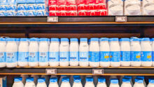 lait sur étagères de supermarché