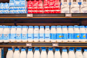 lait sur étagères de supermarché