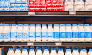 lait sur étagères de supermarché