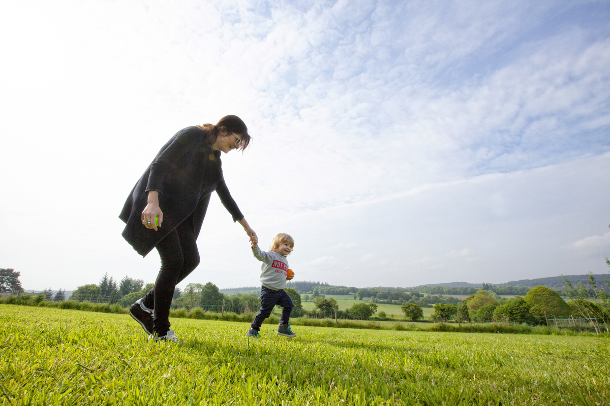 Une femme et un enfant dans une prairie