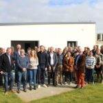 Un groupe de personne devant les nouveaux locaux de la Chambre d'Agriculture de Questembert