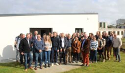 Un groupe de personne devant les nouveaux locaux de la Chambre d'Agriculture de Questembert