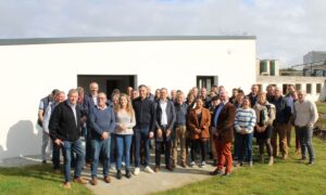 Un groupe de personne devant les nouveaux locaux de la Chambre d'Agriculture de Questembert