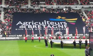 Le drapeau Agriculteurs de Bretagne déployé dans une tribune d'un stade de foot