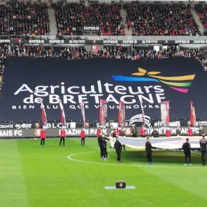 Le drapeau Agriculteurs de Bretagne déployé dans une tribune d'un stade de foot