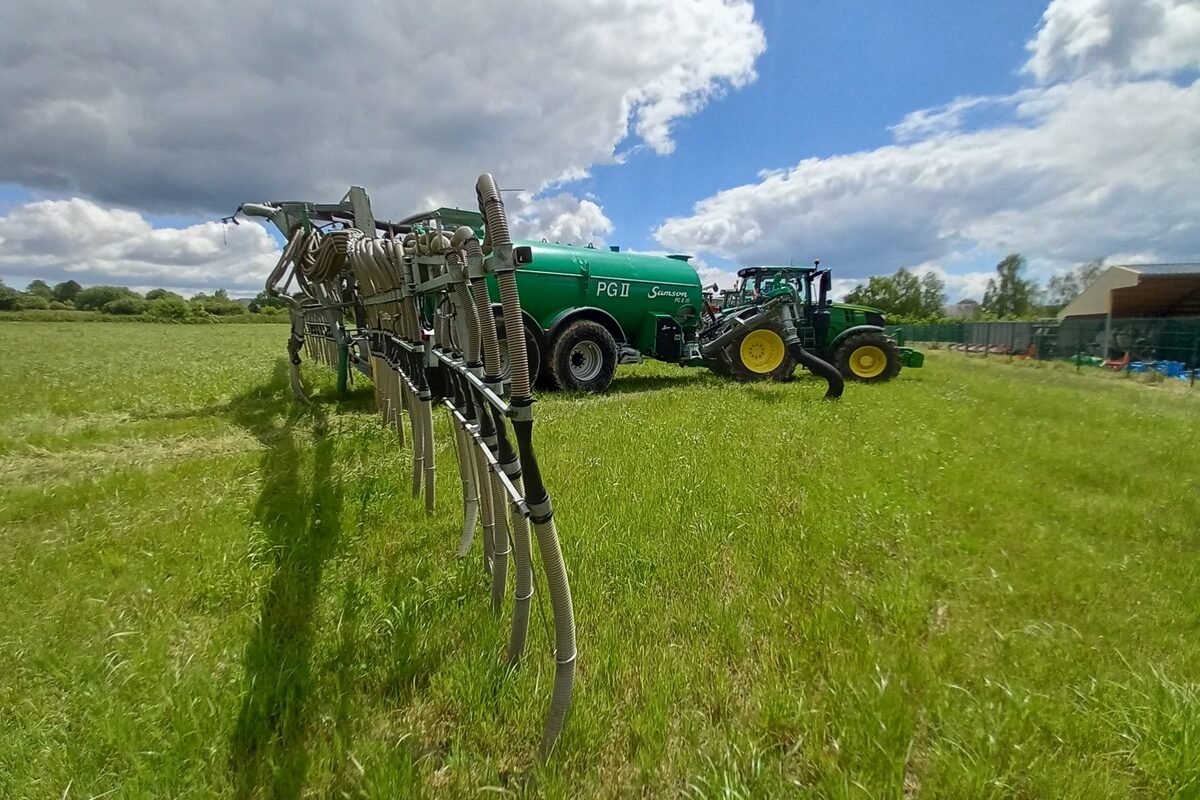 Tracteur avec une tonne à lisier dans un champ - Illustration Ne pas perdre de temps sur la route