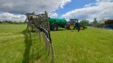 Tracteur avec une tonne à lisier dans un champ