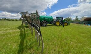 Tracteur avec une tonne à lisier dans un champ